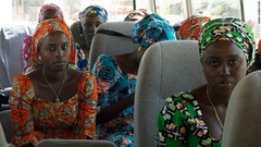 家族との再会のためバスで移動する女性たち