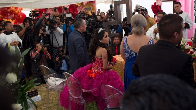15歳の誕生日を迎えたルビ・イバッラ・ガルシアさんのパーティーが26日に開かれた。写真はミサの様子