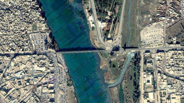 チグリス川にかかるモスル市内の橋。２６日の空爆で最後の１本が破壊された