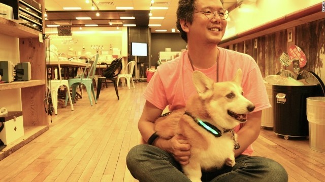 愛犬の「あかね」くんを抱くイヌパシーＣＥＯ、山口譲二氏