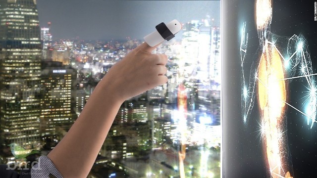 指のフリック操作で壁やテレビにスクリーンを映し出すことができる「Ｂｉｒｄ」
