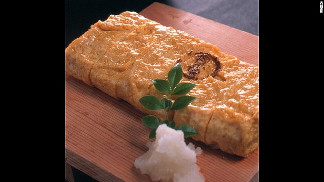 卵焼き/だし巻き卵。卵焼きは、溶き卵に少量のだし汁を加え、何層にも重ねながら焼いた後、一口サイズに切った料理だ