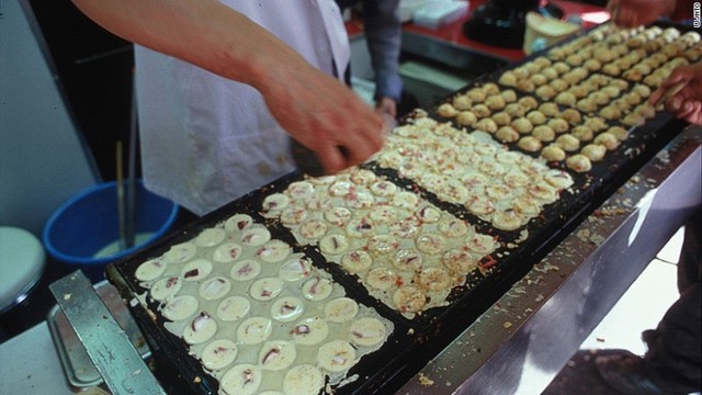 たこ焼き。外はサクサク、たこ、紅しょうが、ネギが入った中心部はモチモチしている