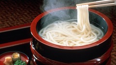 讃岐うどん。讃岐うどんの最大の特徴は、腰が強く、それでいて絹のように滑らかな食感だ