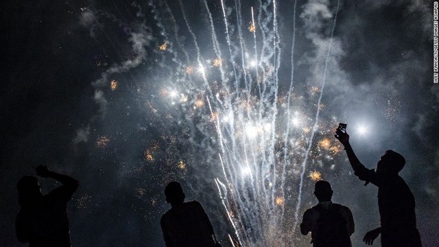 夜空にはじける花火＝インドネシア