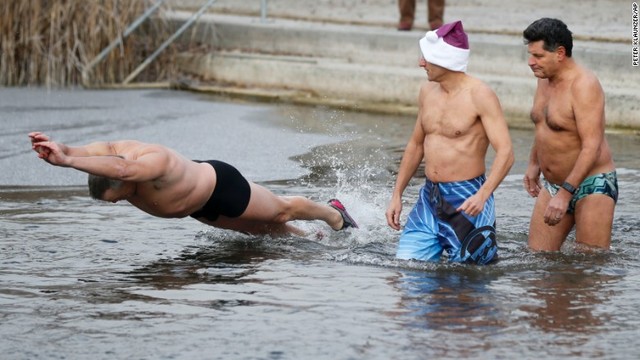 毎年恒例のイベントで寒中水泳に挑む男性＝スイス