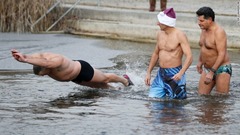 毎年恒例のイベントで寒中水泳に挑む男性＝スイス