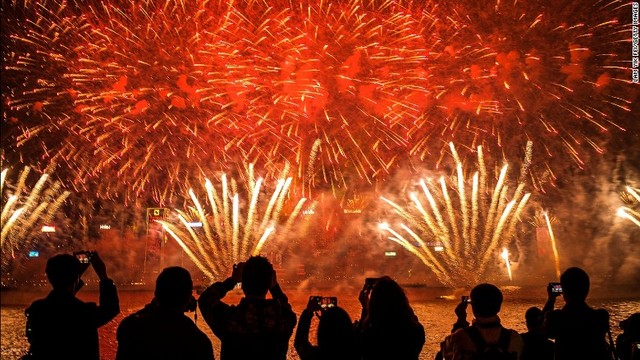 花火で赤く染まった香港の夜空