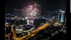 新年を祝う花火が打ち上げられたシンガポールの夜空