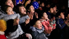 花火を見る北朝鮮の人々＝北朝鮮・平壌