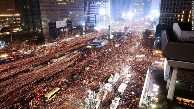 国家文書漏洩の疑惑をめぐり、大規模な抗議デモも起きている