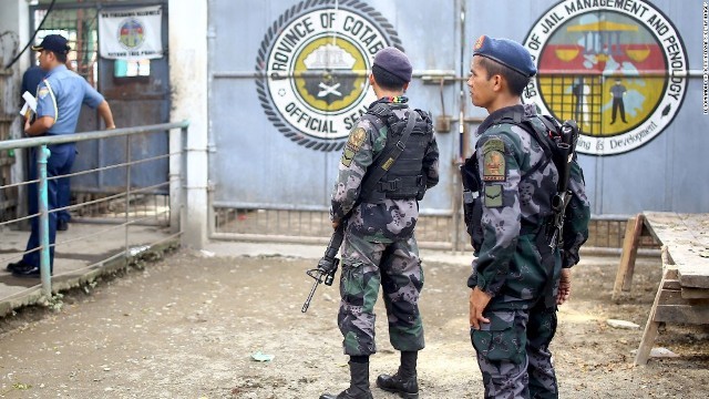 襲撃を受けた刑務所のゲートの前で警備に当たる武装警官