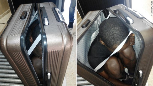 当局が撮影した写真。スーツケースの中に不法移民の男性が隠れていた