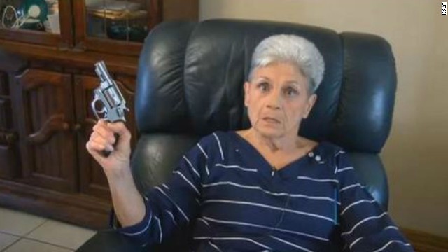 ７４歳女性、強盗をピストルで撃退　米 - CNN.co.jp