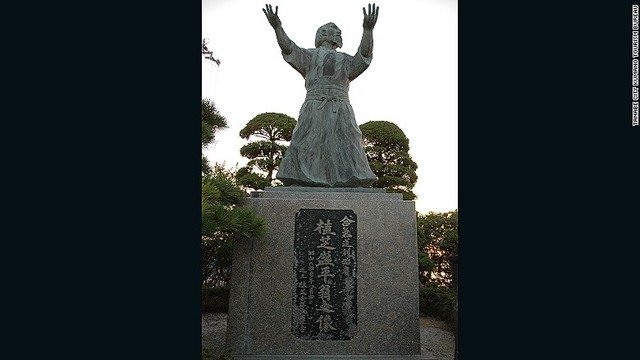 ９．田辺市の扇ヶ浜公園にある植芝氏の銅像も合気道ファンに人気の観光スポットだ