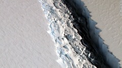 南極の巨大氷棚、間もなく分離　史上最大級の氷山に
