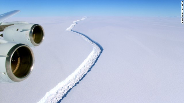 南極西部の棚氷に巨大な亀裂