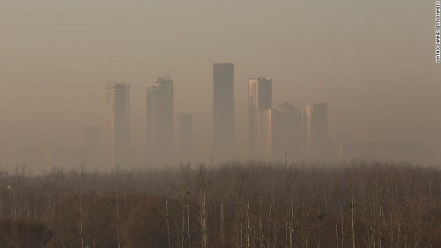 スモッグにおおわれた北京のビル群＝２０１６年１２月