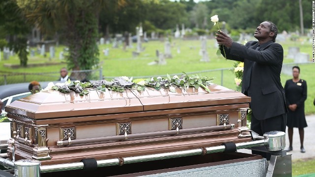 黒人教会乱射事件の犠牲者の葬儀で献花する男性