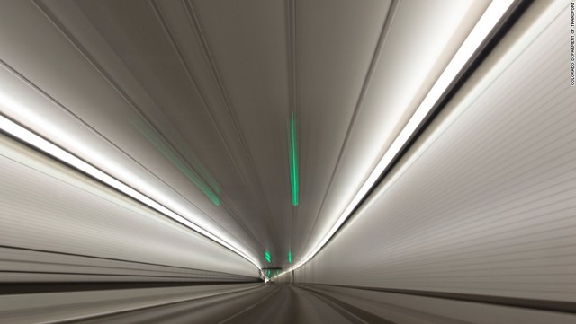 ５．アイゼンハワートンネル（コロラド州）：このトンネルは、最高地点の標高が３４０１メートルに達する世界で最も標高の高い場所にある道路トンネルの１つだ