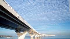 ４．東京湾アクアライン（東京）：構造全体が４．４キロの橋梁と９．６キロのシールドトンネルで構成されているため、橋と間違われることもある