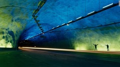 ２．ラルダールトンネル（ノルウェー）：この世界最長の道路トンネルには、閉所恐怖症や運転の疲れを和らげるためのさまざまな工夫が施されている
