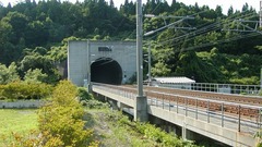 ８．青函トンネル（日本）：全長５３キロのこのトンネルは、スイスのゴッタルドベーストンネルが出来るまで、世界最長、最深の鉄道トンネルだった