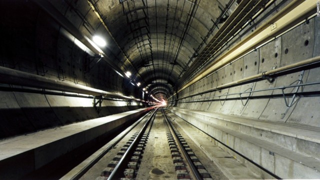 ３．英仏海峡トンネル（英国・フランス）：「このトンネルは欧州の地理を根本的に変え、高速鉄道を短距離飛行の実行可能な代替手段へと押し上げた」（マット・サイクス氏）