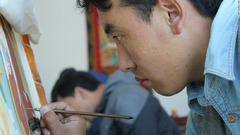 芸術学校で伝統的な「タンカ」の描き方を学ぶ学生