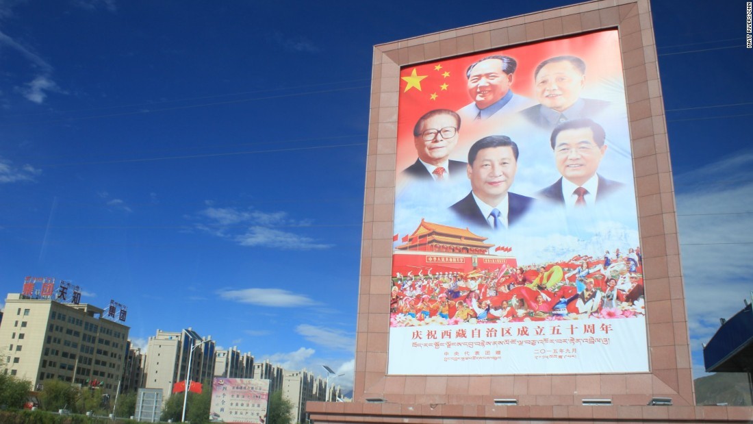 ラサ空港の外で来訪者を迎える歴代の中国首脳らが描かれたポスター。この５人を写した写真がチベットのいたるところで見られた