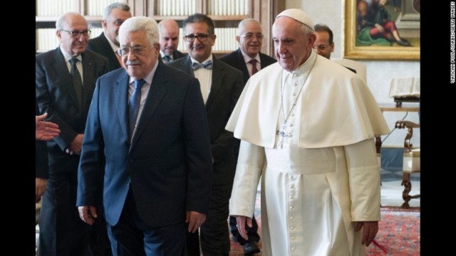 バチカンで会談したローマ法王フランシスコ（右）とパレスチナのアッバス議長