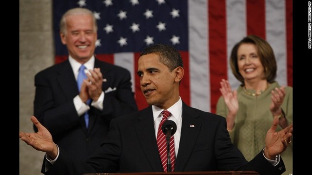 上下両院合同会議で演説を行い拍手を受けるオバマ大統領＝２００９年２月２４日