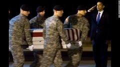 アフガニスタンで戦死した兵士を迎えるオバマ米大統領＝２００９年１０月２９日