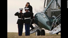 大統領専用機「マリーン・ワン」から降りるオバマ大統領