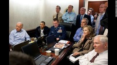 国際テロ組織アルカイダの指導者オサマ・ビンラディン容疑者に対する急襲作戦を見守るオバマ政権幹部ら＝２０１１年５月１日