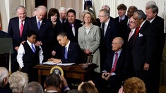 医療保険制度改革で署名を行うオバマ大統領。医療保険加入者の大幅な拡大を目指した＝２０１０年３月２３日