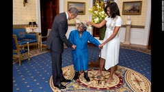 バージニア・マクロ―リンさん（１０６歳）を迎え入れるオバマ大統領夫妻。マクロ―リンさんは喜びのあまり踊り出した＝２０１６年２月１８日、ホワイトハウス