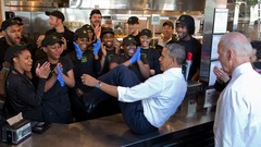 レストラン「シェイク・シャック」のカウンターでポーズを決めるオバマ大統領＝２０１４年５月１６日