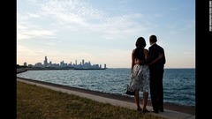 地元シカゴの空をながめるオバマ大統領夫妻＝２０１２年６月１５日