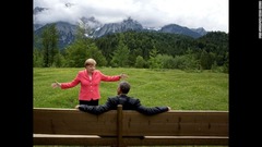 ドイツで開催されたＧ７でメルケル独首相と会話するオバマ米大統領＝２０１５年６月８日