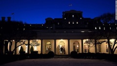 夜のホワイトハウスを歩くオバマ氏＝２０１５年１月２２日