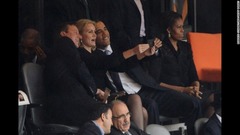 キャメロン英首相らと自撮りするオバマ大統領＝２０１３年１２月１０日