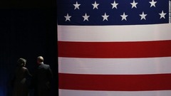 地元シカゴでの最後の演説を行いステージを後にするオバマ大統領とミシェル夫人。オバマ氏は演説の中で、さまざまな業績について振り返った＝２０１７年１月１０日