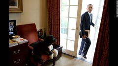 オバマ大統領を迎える愛犬のボー＝２０１３年１１月６日