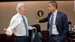 リビアに関する電話会議の後のオバマ大統領（右）とバイデン副大統領＝２０１１年４月５日