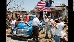 竜巻で家屋に被害を受けたヒュー・ヒルズさんと握手するオバマ大統領＝２０１１年５月２９日