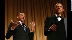 コメディアンのキーガン・マイケルキーさんとオバマ大統領。毎年恒例のホワイトハウス記者会夕食会での一コマ＝２０１５年４月２５日