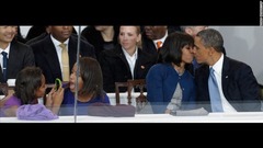 就任式のパレードでキスをするオバマ大統領夫妻