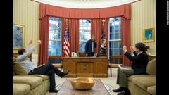 イランとの核協議をめぐりケリー国務長官と会話するオバマ大統領＝２０１３年１１月２３日