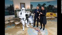 「スター・ウォーズ」の新作上映にあわせてホワイトハウスを訪問したストームトゥルーパーとＲ２―Ｄ２と対面したオバマ大統領夫妻＝２０１５年１２月１８日